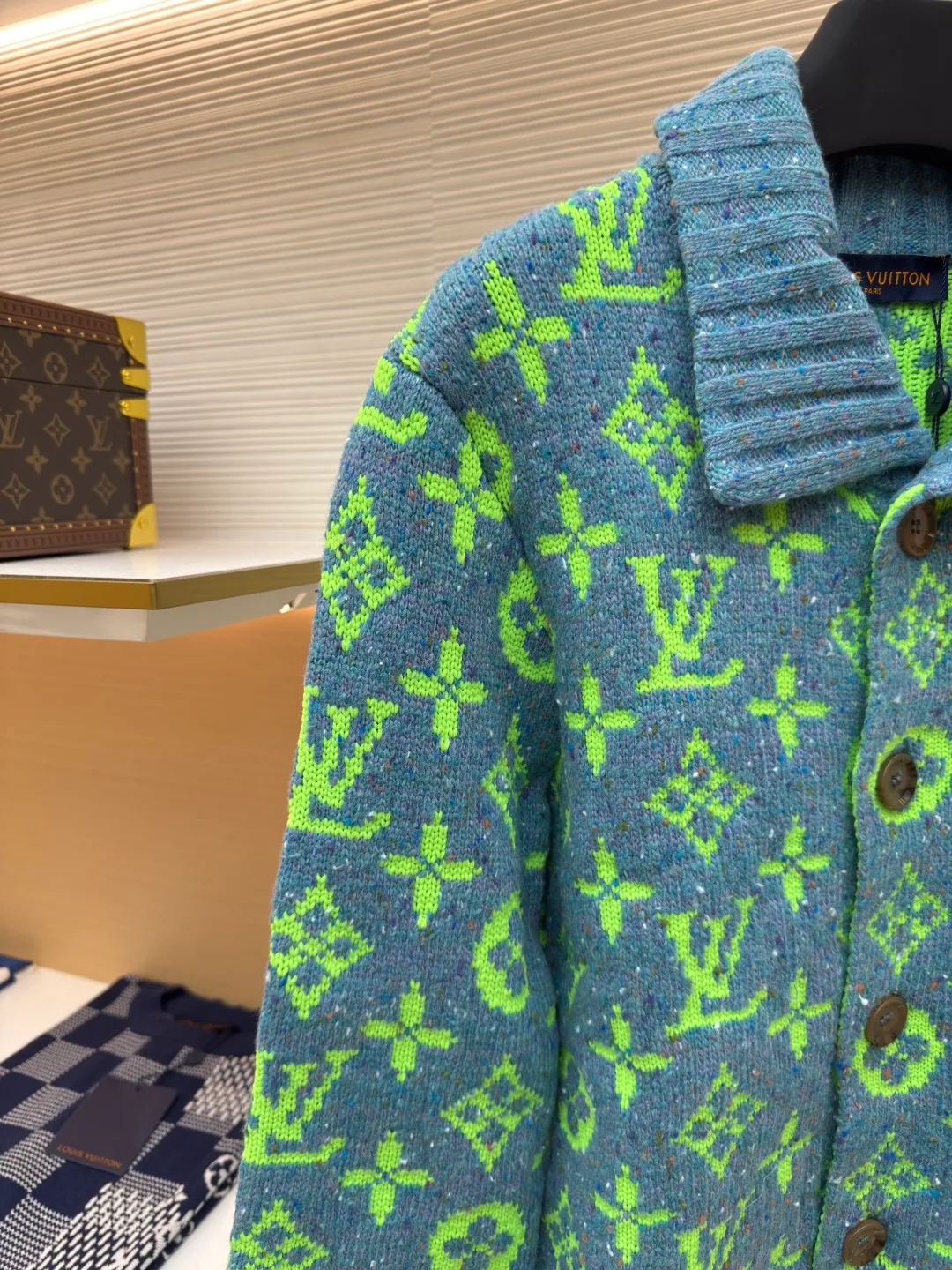 LOUIS VUITTON green yarn woolen jacket ●Authentic product: Purchased and developed for 12900 ●Item number: 1680367-C65 ●Fabric: wool fabric ●Technology: woolen making ●Version: loose fit ●Weight: about 850 grams ●Size: XS-S-M-L ●Description: This colored yarn is not in stock in the market. In order to restore the 1:1 effect of the original version, we use 100% wool to make a 1:1 color customization based on the original version. Customize the count of the original version + customize the color points on the original color yarn + customize the color of the original color yarn. The customization and coloring of the yarn alone takes 3 months. The dyeing cycle of the color yarn is long and time-consuming. The coloring and color testing is repeated more than 5 times before the final effect is determined; the loom adopts the latest 2022C The ixing 5-needle ultra-fine machine uses a 1:1 parallel knitting method based on the original version. Each piece takes 210 minutes. It is not like those ordinary computerized flat knitting machines. In order to rush the goods, the speed is turned to the limit. The stitches of the knitted pieces are of different sizes, with lettering and patterns. For our entire garment, the texture of the pieces is cleaned, without lettering, and there will be no patterning on the pieces, which greatly ensures the texture and clear texture of the pieces. The overall wiring is straight and delicate, the fabric is comfortable and soft, and the color is consistent without color difference. It can be matched with the same style to create a fashionable look and control various occasions. Customized accessories, complete with three standards, same style for men and women!